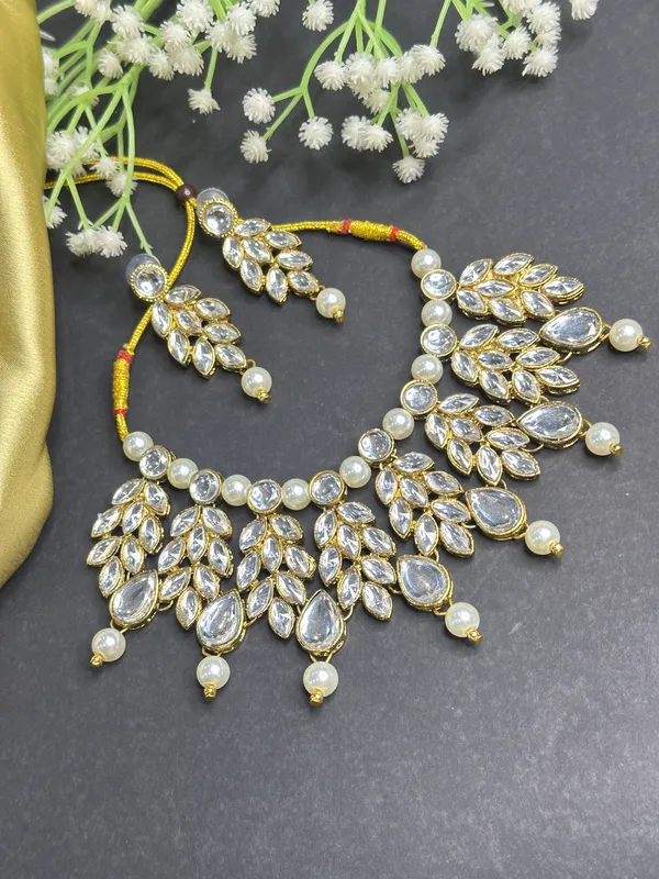 Traditional_White_Pearl_And_Kundan_Chokar_Set