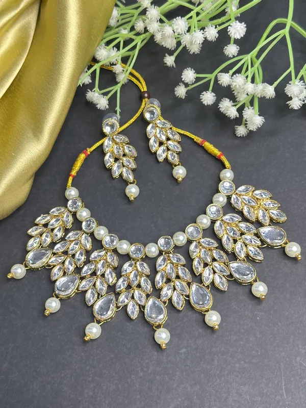 Traditional_White_Pearl_And_Kundan_Chokar_Set