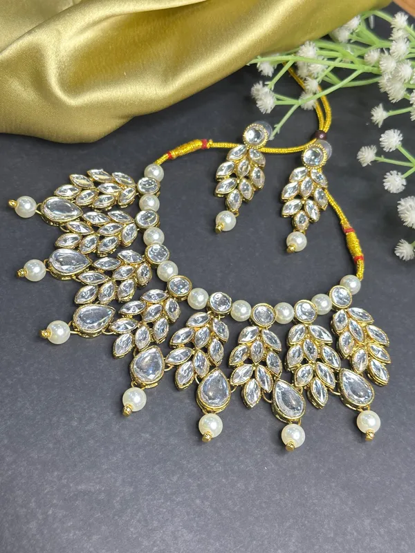 Traditional_White_Pearl_And_Kundan_Chokar_Set