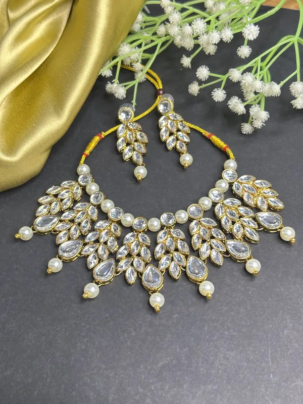 Traditional_White_Pearl_And_Kundan_Chokar_Set