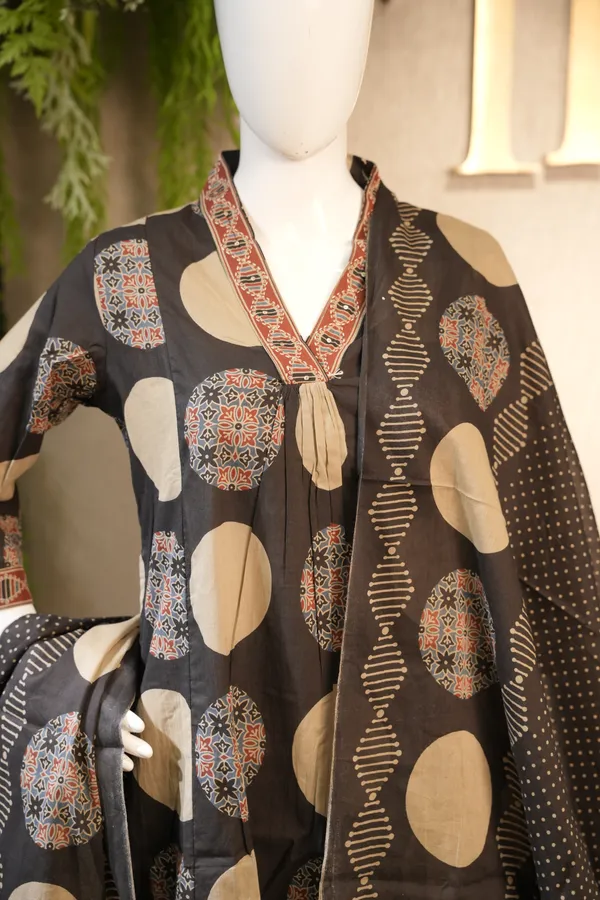 Black_Cotton_Suit_For_Women