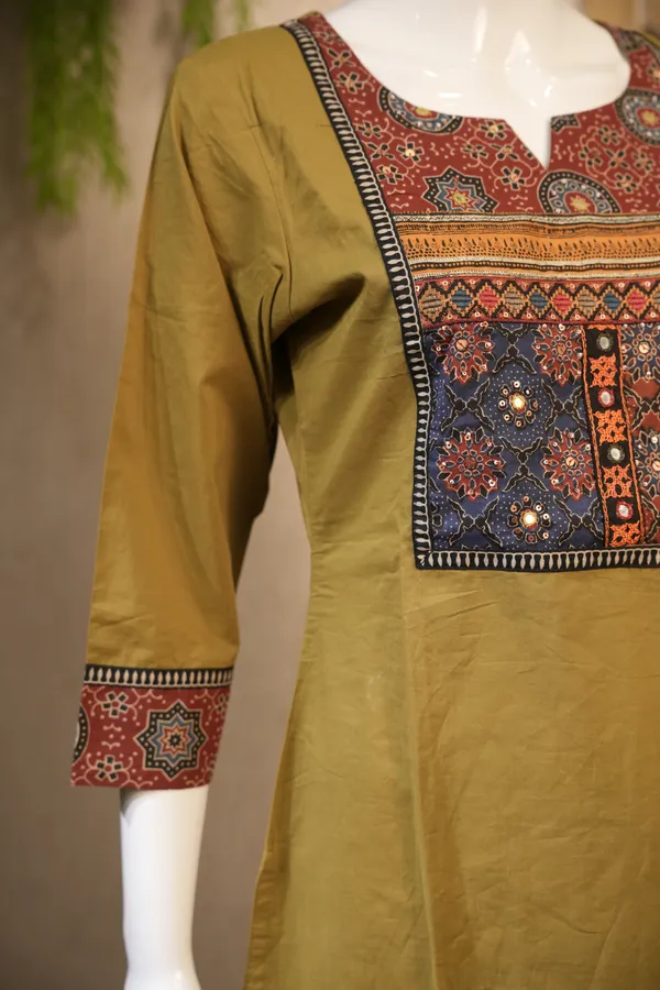 Mehandi_Green_Cotton_Suit_With_Painted_Dupatta_For_Women