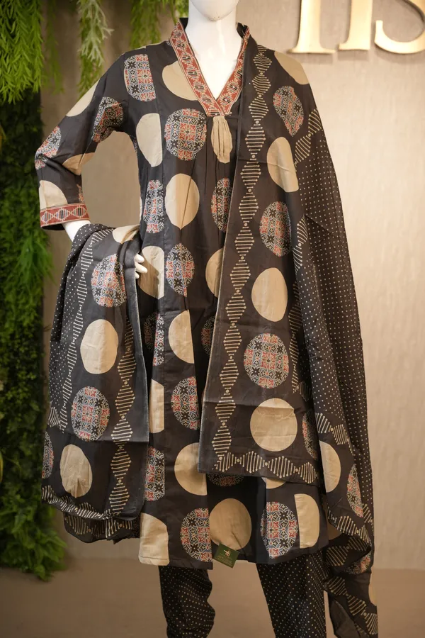 Black_Cotton_Suit_For_Women