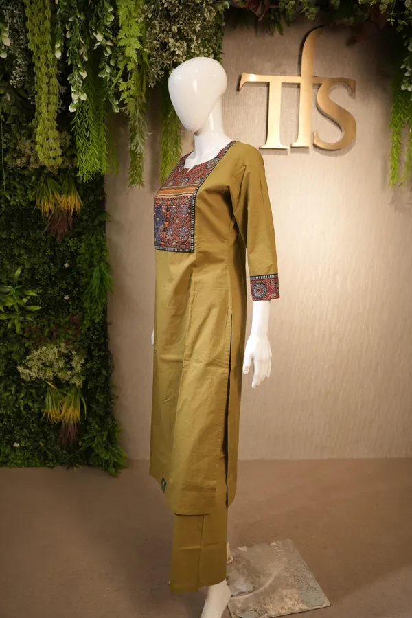 Mehandi_Green_Cotton_Suit_With_Painted_Dupatta_For_Women