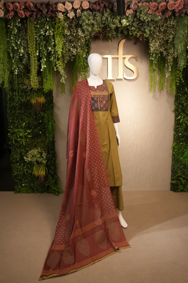 Mehandi_Green_Cotton_Suit_With_Painted_Dupatta_For_Women
