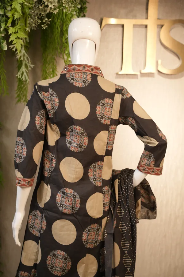Black_Cotton_Suit_For_Women