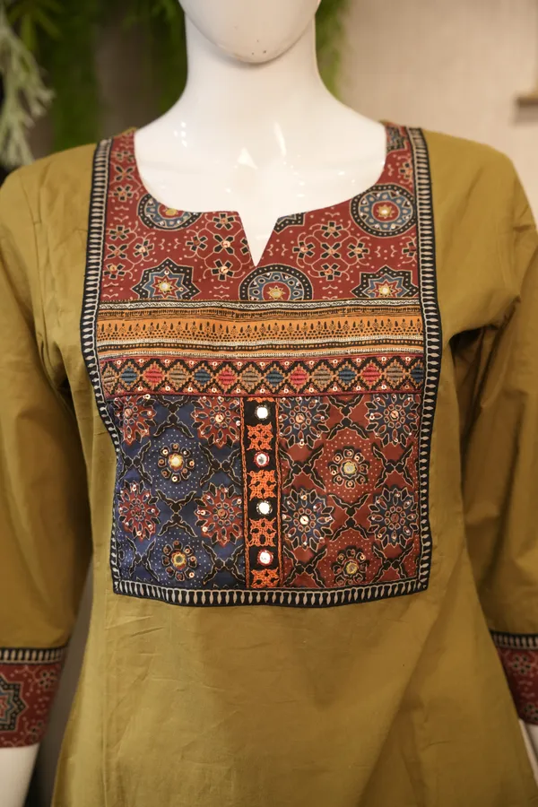 Mehandi_Green_Cotton_Suit_With_Painted_Dupatta_For_Women