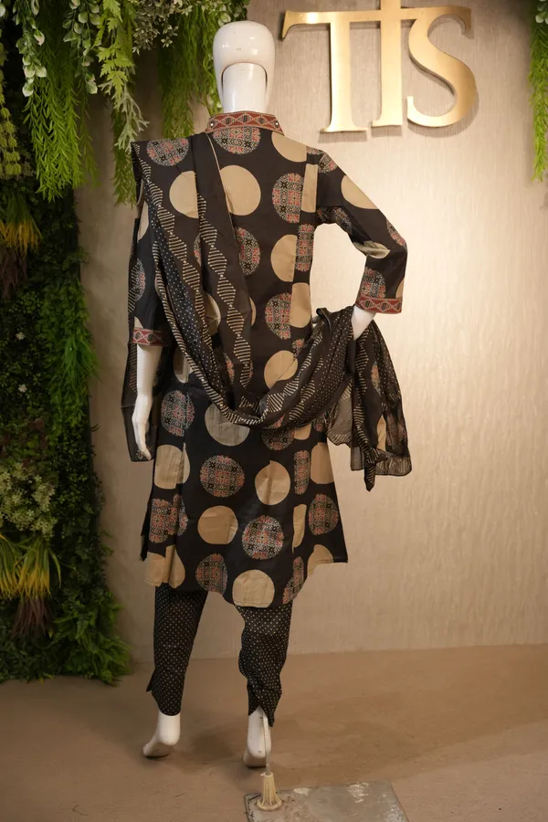 Black_Cotton_Suit_For_Women