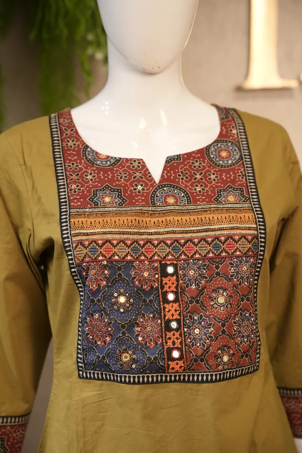 Mehandi_Green_Cotton_Suit_With_Painted_Dupatta_For_Women