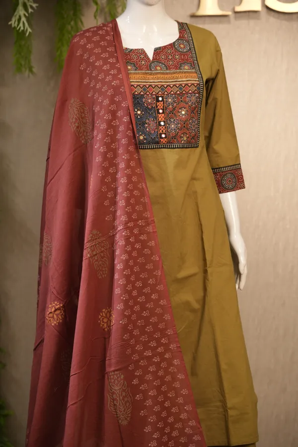 Mehandi_Green_Cotton_Suit_With_Painted_Dupatta_For_Women