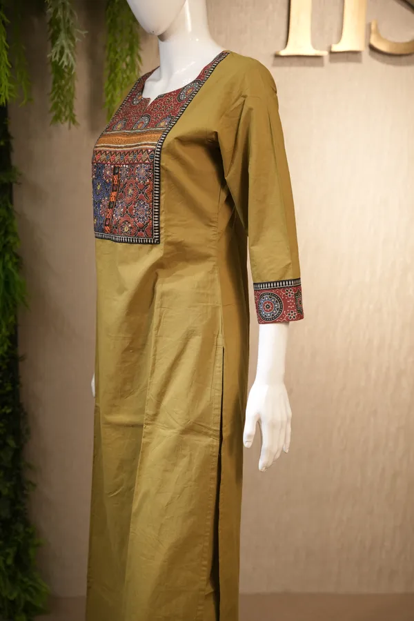 Mehandi_Green_Cotton_Suit_With_Painted_Dupatta_For_Women