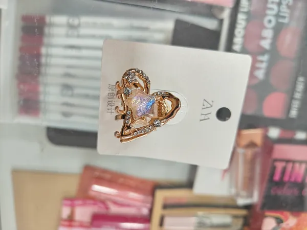 Gold_Tone_Claw_clip_with_Crystal_Embellishments