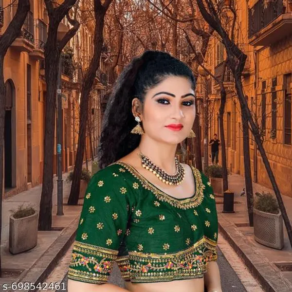 Latest_And_Graceful_Blouse_Design_Unique_Blouse