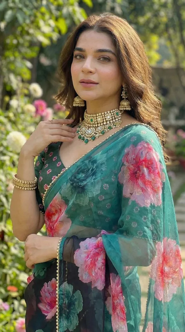 Forest_Green_And_Black_Floral_Georgette_Saree_With_Golden_Border_&_Blouse_Piece