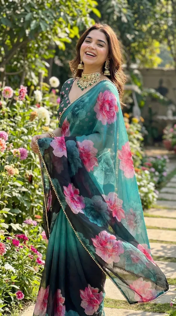 Forest_Green_And_Black_Floral_Georgette_Saree_With_Golden_Border_&_Blouse_Piece