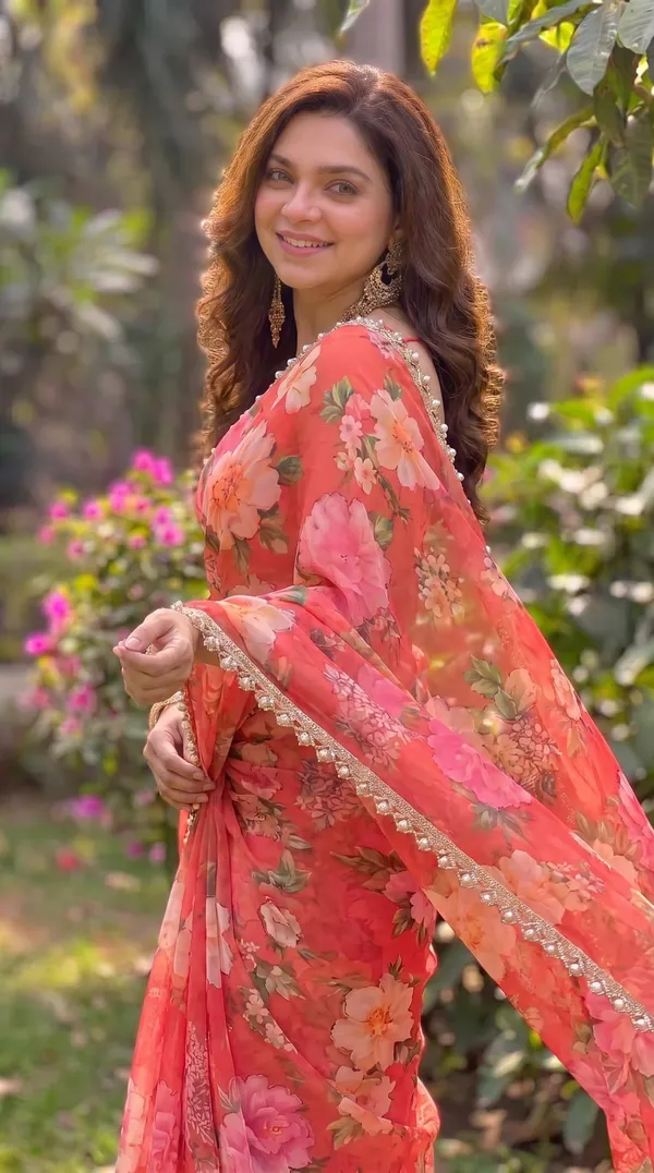 Coral_Rose_Garden_Digital_Print_Handwork_Saree_With_Heavy_Border_&_Blouse_Piece