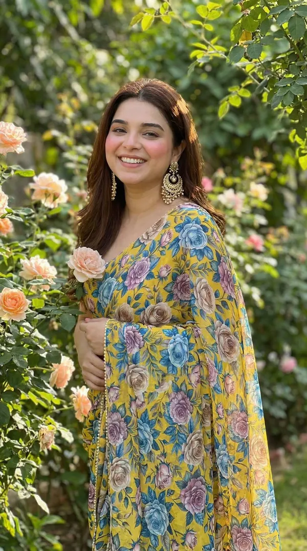 Pastel_Yellow_Floral_Georgette_Saree_With_Heavy_Border_&_Blouse_Piece