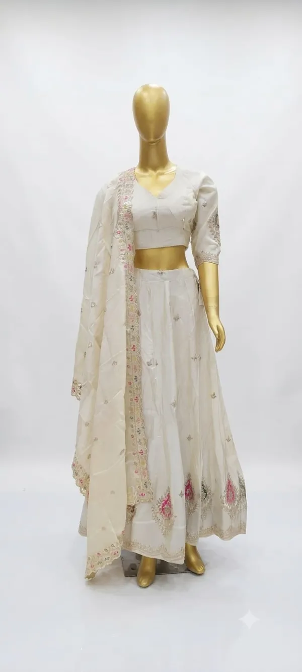 Ivory_Paisley_Embroidered_Skirt_Set_Indo-western