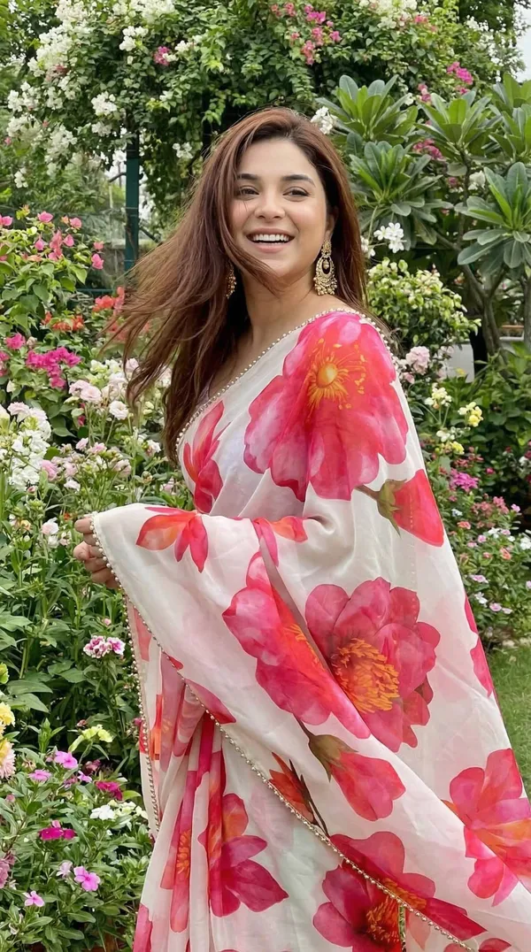 Off_White_Floral_Georgette_Saree_With_Heavy_Border_&_Blouse_Piece