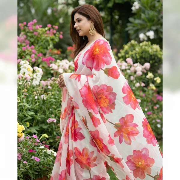 Off_White_Floral_Georgette_Saree_With_Heavy_Border_&_Blouse_Piece