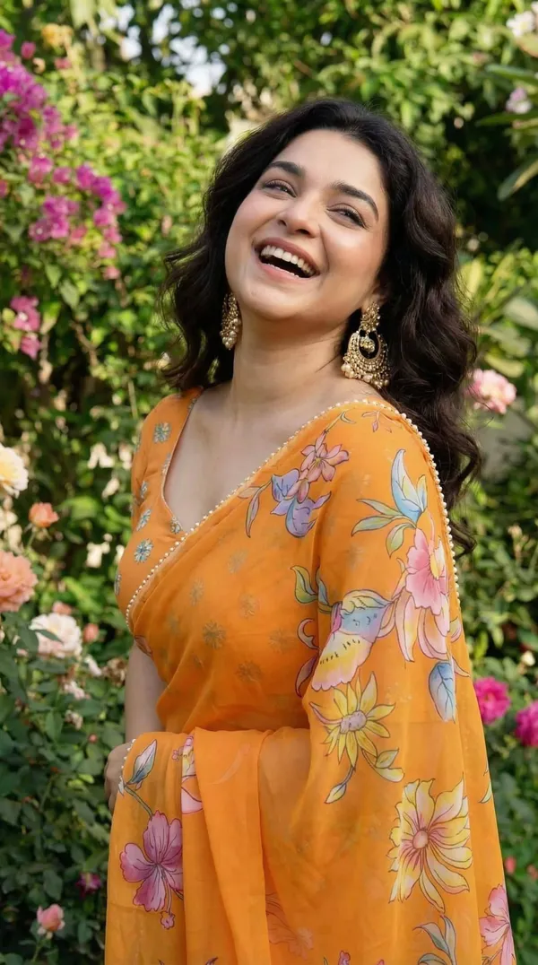 Orange_Floral_Georgette_Saree_With_Heavy_Border_&_Blouse_Piece