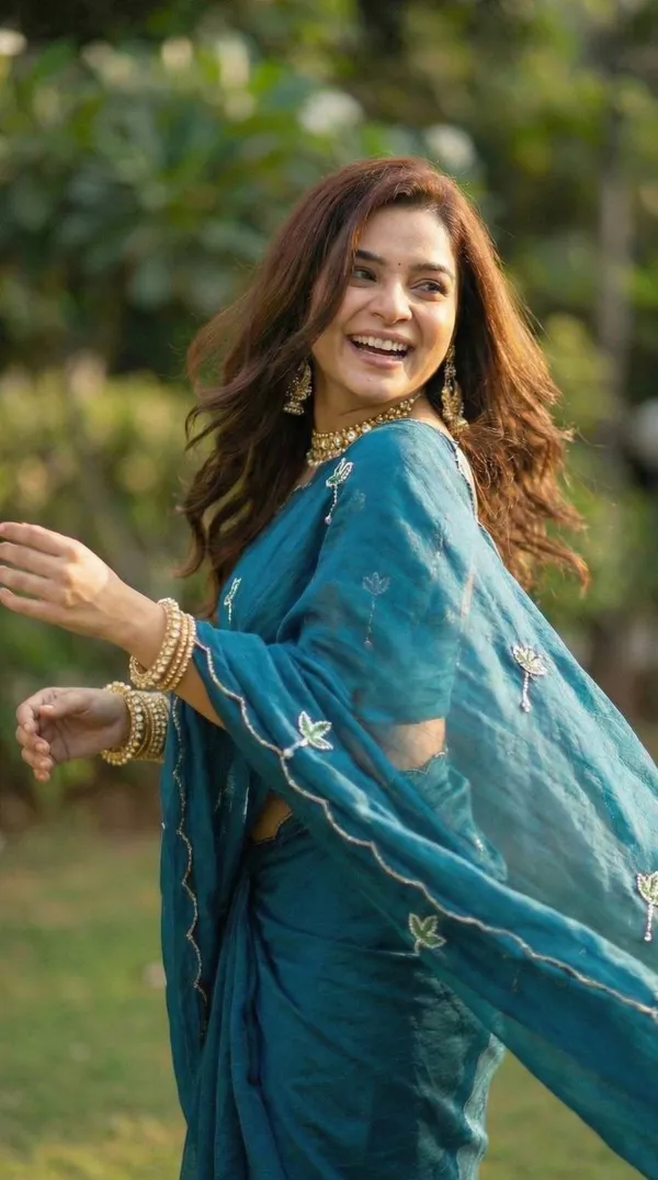 Peacock_Blue_Space_Silk_Saree_with_Handwork_&_Blouse_Piece
