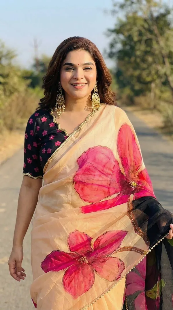 Peach_And_Black_Georgette_Floral_Print_Hand_Work_Saree_With_Heavy_Border_&_Blouse_Piece
