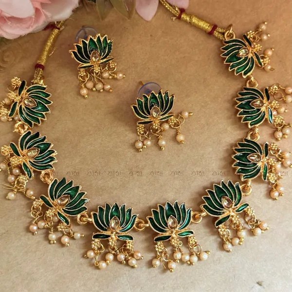 Green_Gold_Peacock_Motif_Traditional_Necklace_Set_For_Women