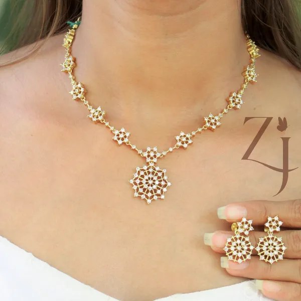 Gold_Tone_Crystal_Star_Motif_Necklace_And_Earring_Set