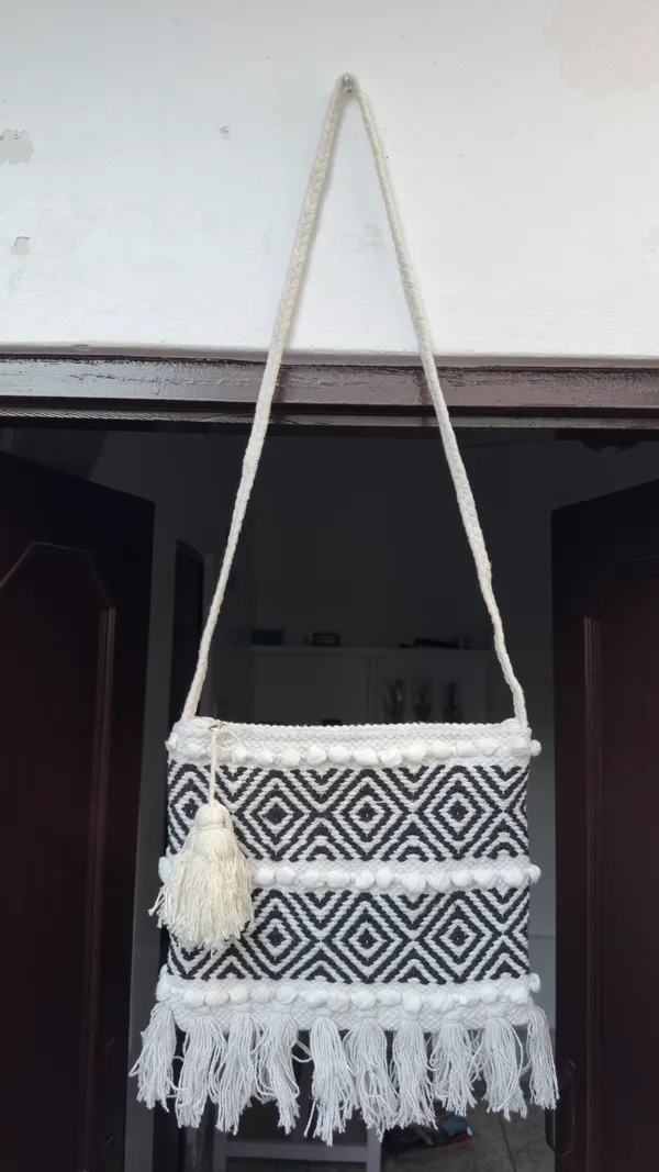 Black_And_White_Geometric_Pattern_Crossbody_Bag_With_Tassels