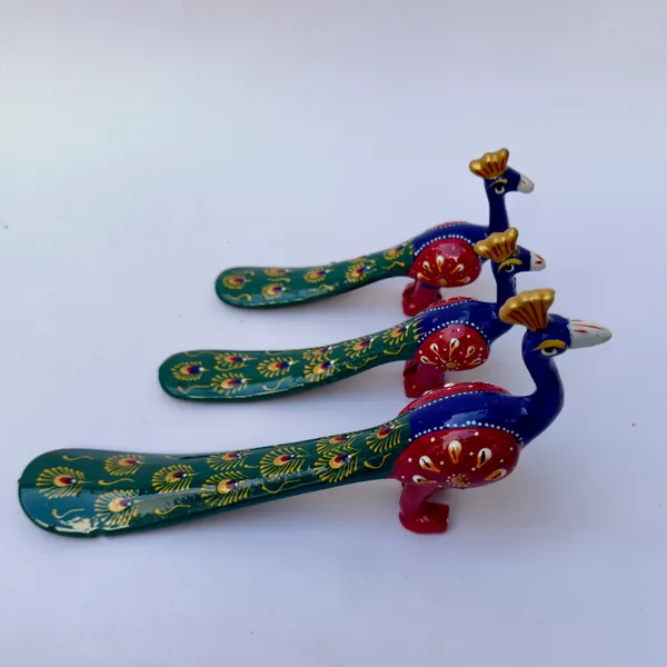 Hand_Painted_Wooden_Peacock_Decorative_Showpiece