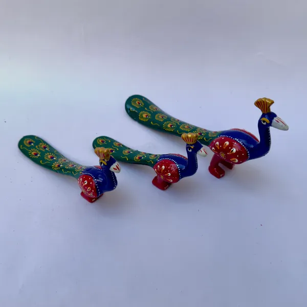 Hand_Painted_Wooden_Peacock_Decorative_Showpiece