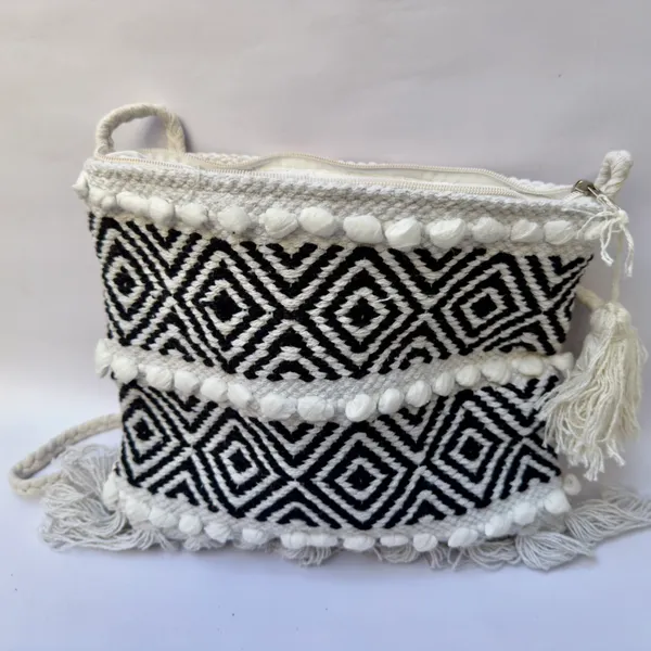 Black_And_White_Geometric_Pattern_Crossbody_Bag_With_Tassels