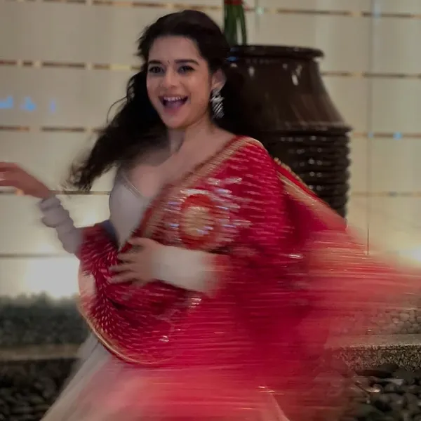 Leela_Loom_Gown_With_Dupatta