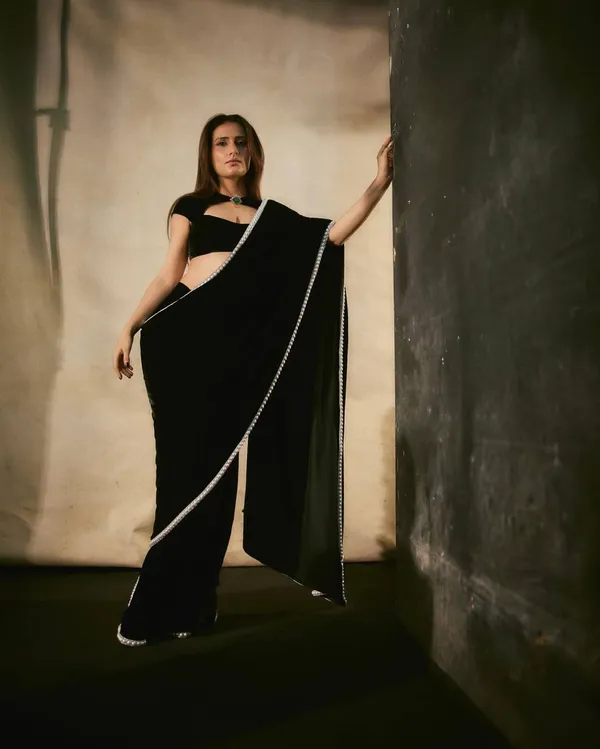 Viscose_Velvet_Winter_Saree_With_Pearl_Lace_Border_Default_Title