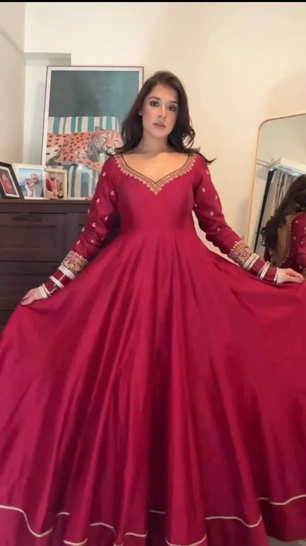 Elegant_Flared_Anarkali_Suit_With_Dupatta