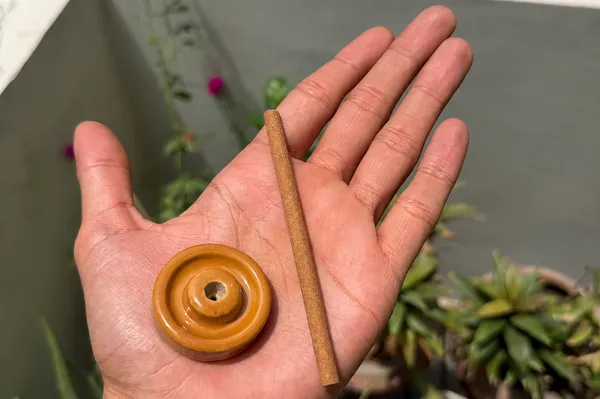 Bambooless_Incense_Sticks_with_Holder_4_in_1_Dhoop_Sticks_for_Pooja,_Combo_of_4_Flavours_X_50_sticks_(Chandan,_Gulab,_Mogra_&_KapoorGugal)_(200_Sticks_(4_x_50),_Combo_Pack)