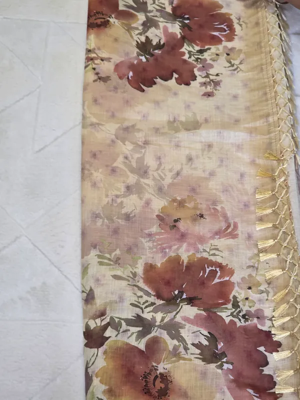 Cream_Pure_Linen_Floral_Print_Fringe_Saree_For_Women