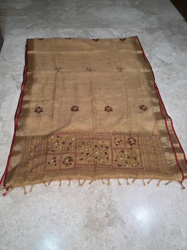 Beige_Tissue_Linen_Floral_Embroidered_Saree_For_Women