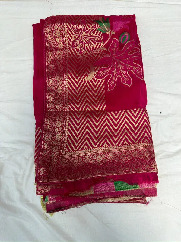 Magenta_Woven_Traditional_Saree_For_Women