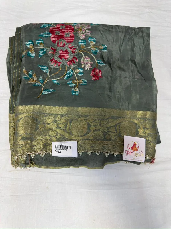 Green_Embroidered_Saree_For_Women