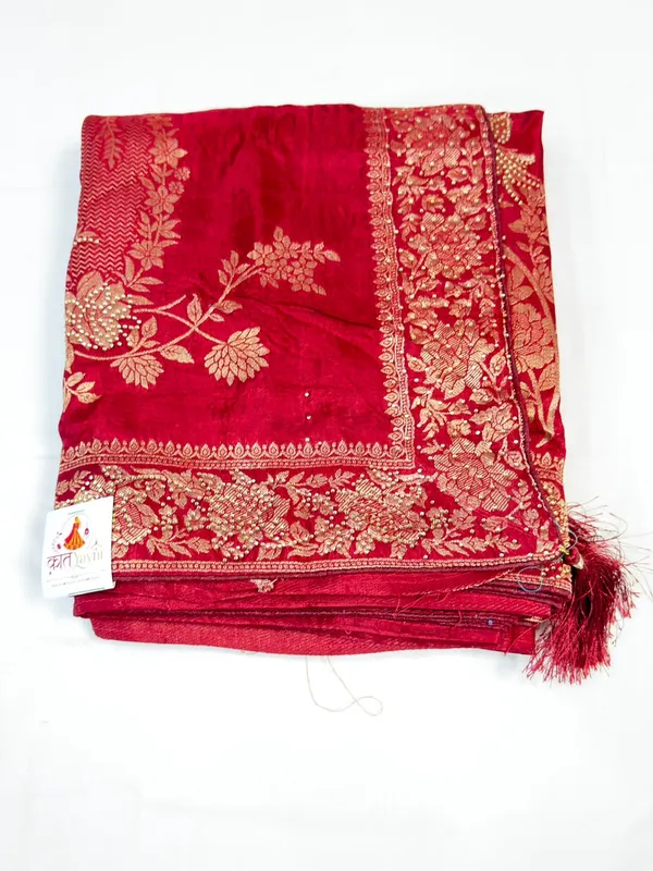 Red_Embroidered_Traditional_Saree_For_Women