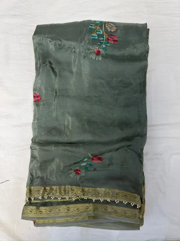 Green_Embroidered_Saree_For_Women