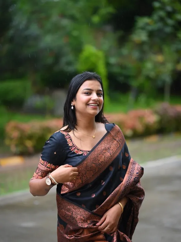 Majestic_Violet_Floral_All_Over_Saree