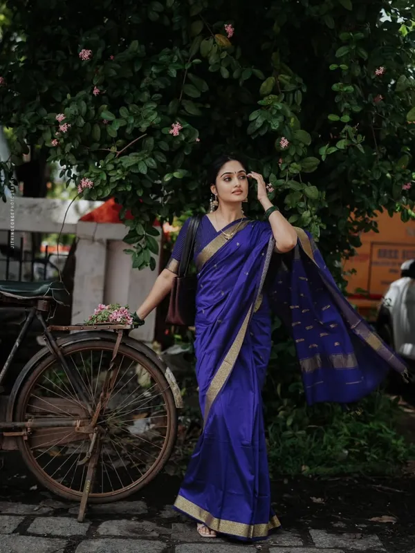 The_Royal_Indigo_&_Ivory_Mulmul_Saree