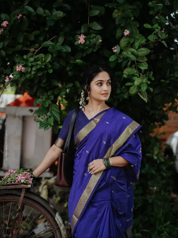 The_Royal_Indigo_&_Ivory_Mulmul_Saree