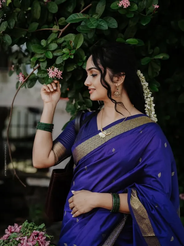 The_Royal_Indigo_&_Ivory_Mulmul_Saree
