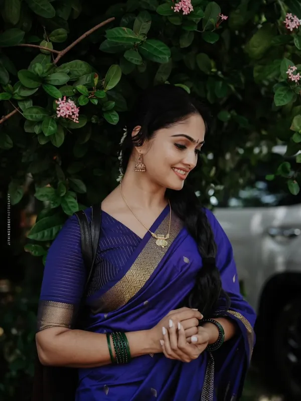 The_Royal_Indigo_&_Ivory_Mulmul_Saree