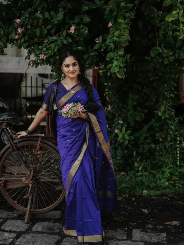 The_Royal_Indigo_&_Ivory_Mulmul_Saree