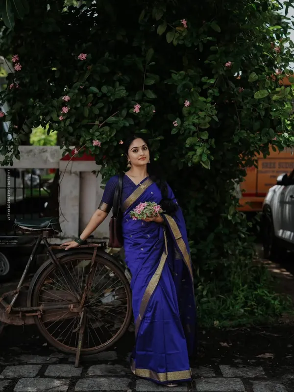 The_Royal_Indigo_&_Ivory_Mulmul_Saree